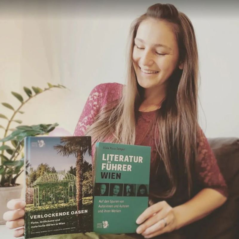 Viola Rosa Semper mit den Büchern Literaturführer Wien und Verlockende Oasen